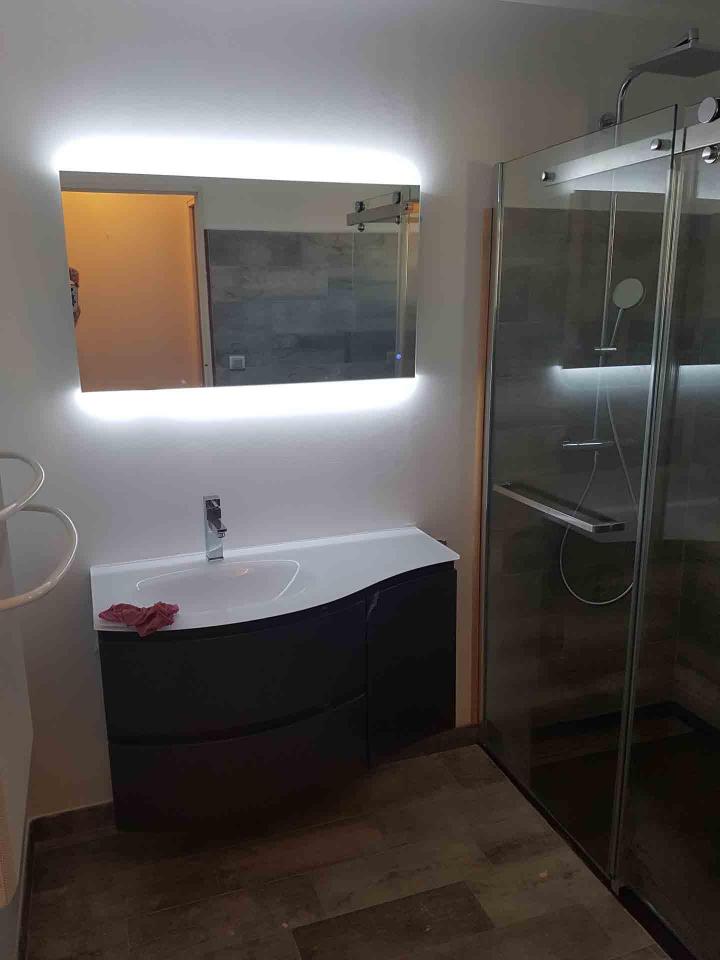 Une salle de bain sécurisée, esthétique et fonctionnelle.